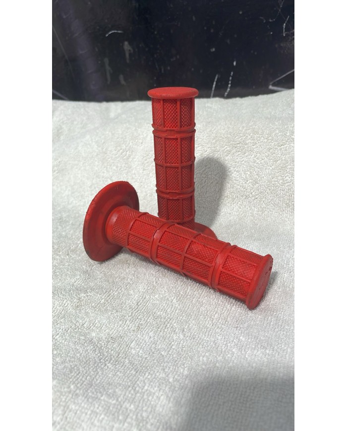 JUEGO DE PUÑOS DE MOTO ROJOS USADOS