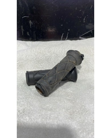 JUEGO DE PUÑOS ORIGINALES  YAMAHA JOG CON CAÑA INCLUÍDA USADOS