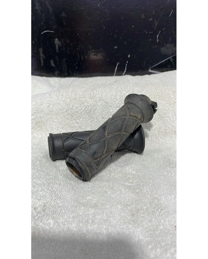 JUEGO DE PUÑOS ORIGINALES  YAMAHA JOG CON CAÑA INCLUÍDA USADOS